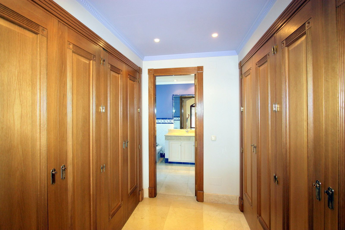 R5011699 - 5 Bedroom Villa in Marbella, Malaga