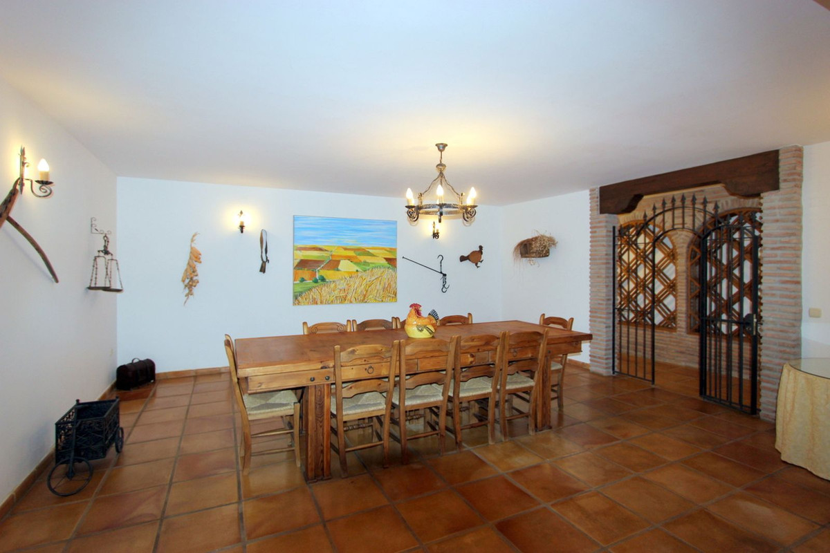 R5011699 - 5 Bedroom Villa in Marbella, Malaga