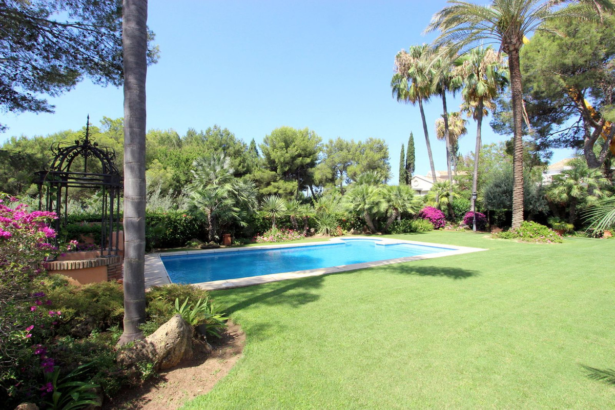 R5011699 - 5 Bedroom Villa in Marbella, Malaga