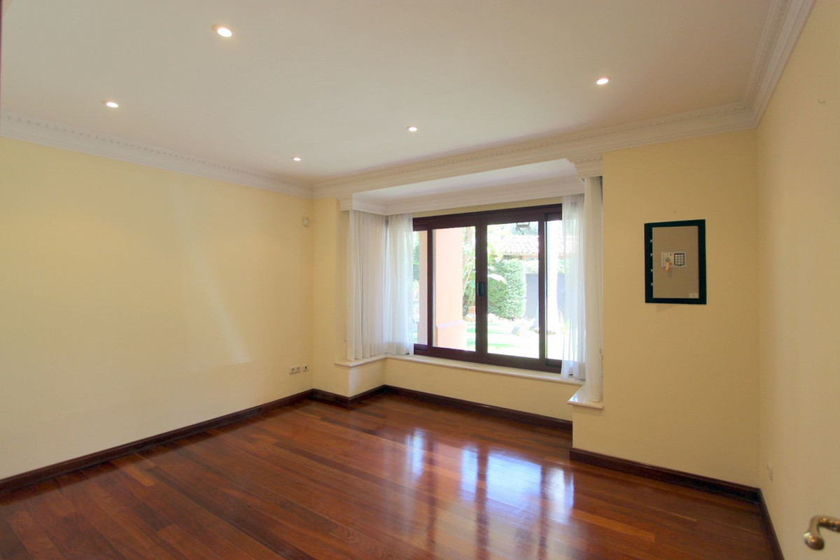 R5011699 - 5 Bedroom Villa in Marbella, Malaga