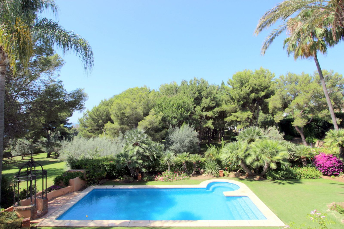 R5011699 - 5 Bedroom Villa in Marbella, Malaga