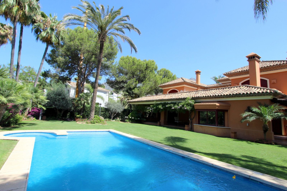 R5011699 - 5 Bedroom Villa in Marbella, Malaga