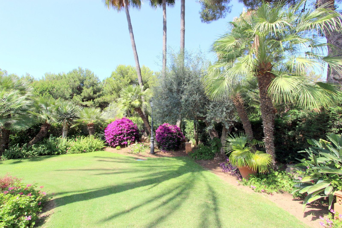 R5011699 - 5 Bedroom Villa in Marbella, Malaga