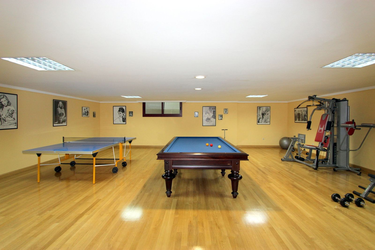 R5011699 - 5 Bedroom Villa in Marbella, Malaga