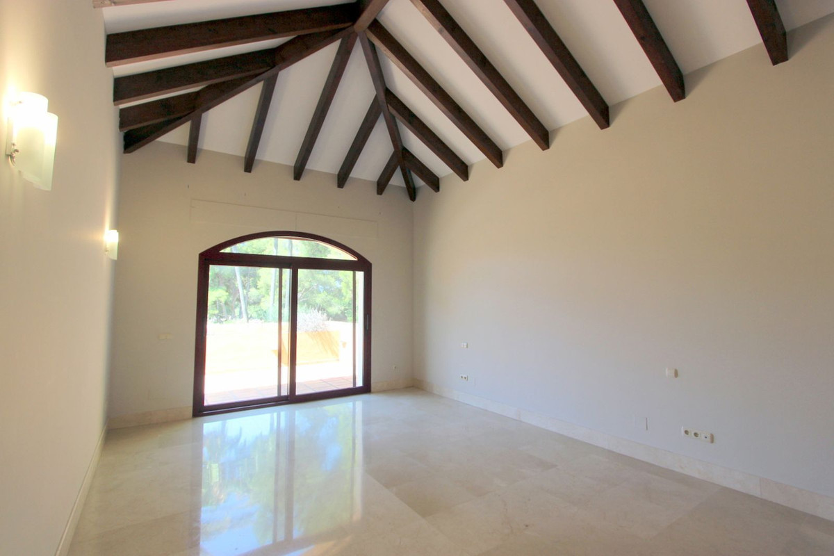 R5011699 - 5 Bedroom Villa in Marbella, Malaga