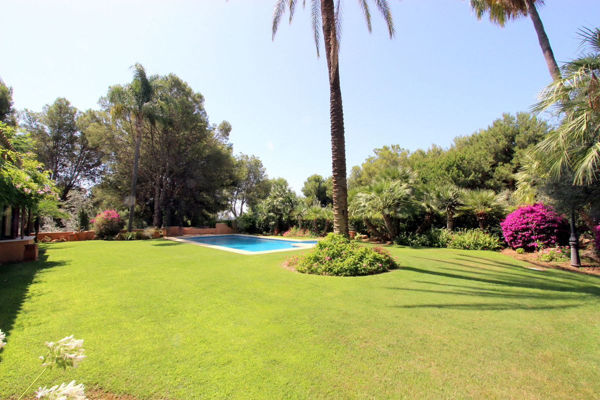 R5011699 - 5 Bedroom Villa in Marbella, Malaga