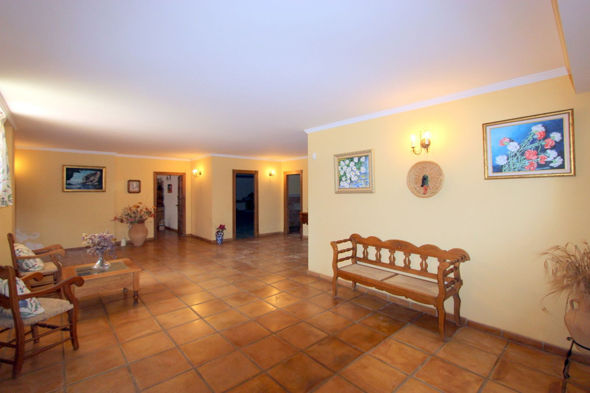 R5011699 - 5 Bedroom Villa in Marbella, Malaga