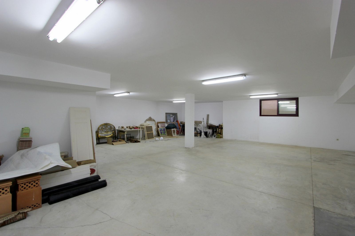 R5011699 - 5 Bedroom Villa in Marbella, Malaga