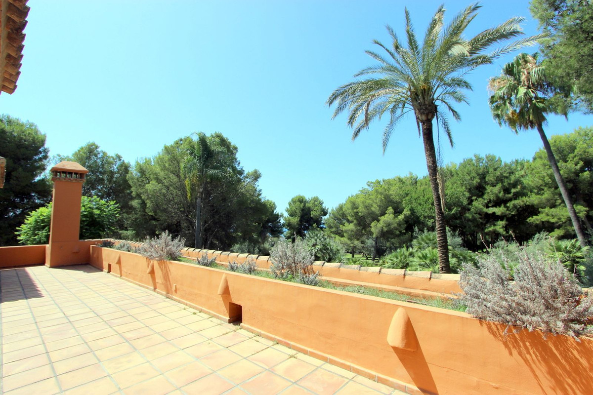 R5011699 - 5 Bedroom Villa in Marbella, Malaga