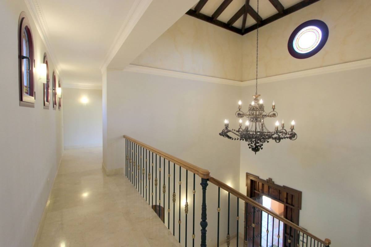 R5011699 - 5 Bedroom Villa in Marbella, Malaga