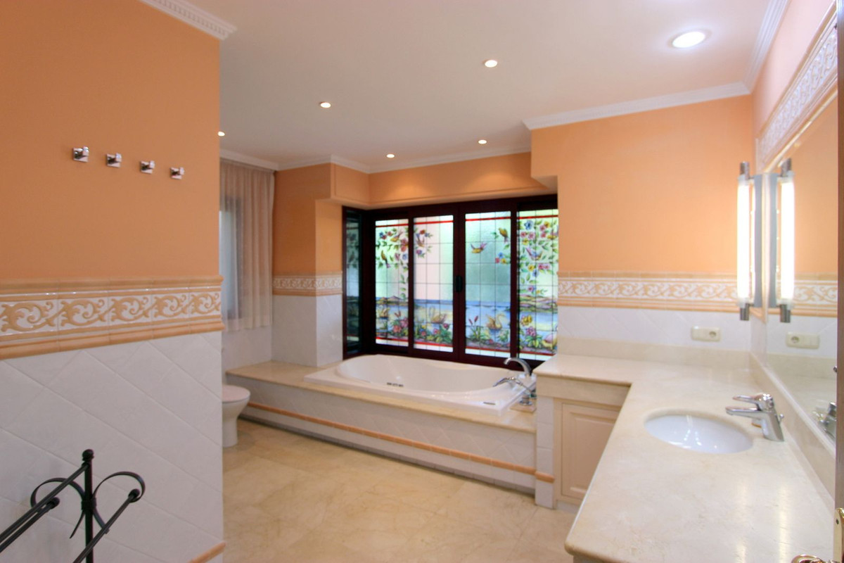 R5011699 - 5 Bedroom Villa in Marbella, Malaga