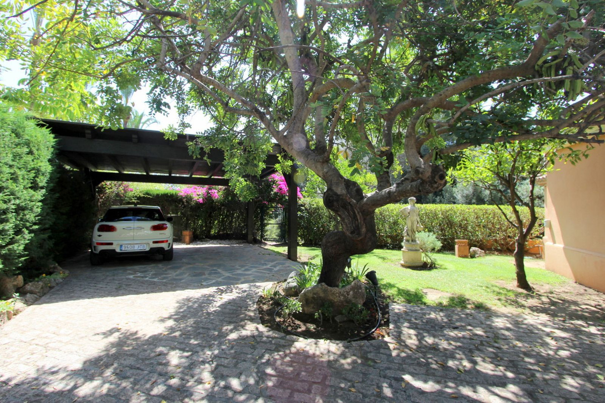 R5011699 - 5 Bedroom Villa in Marbella, Malaga