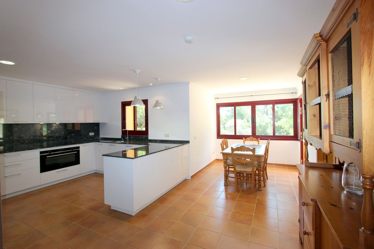 R5011699 - 5 Bedroom Villa in Marbella, Malaga