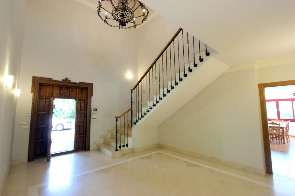 R5011699 - 5 Bedroom Villa in Marbella, Malaga