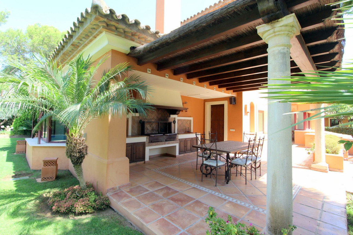 R5011699 - 5 Bedroom Villa in Marbella, Malaga