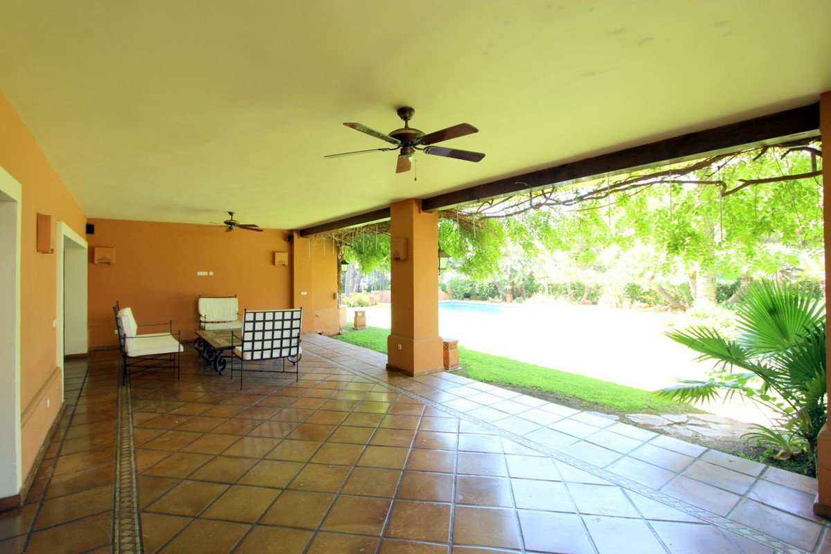 R5011699 - 5 Bedroom Villa in Marbella, Malaga