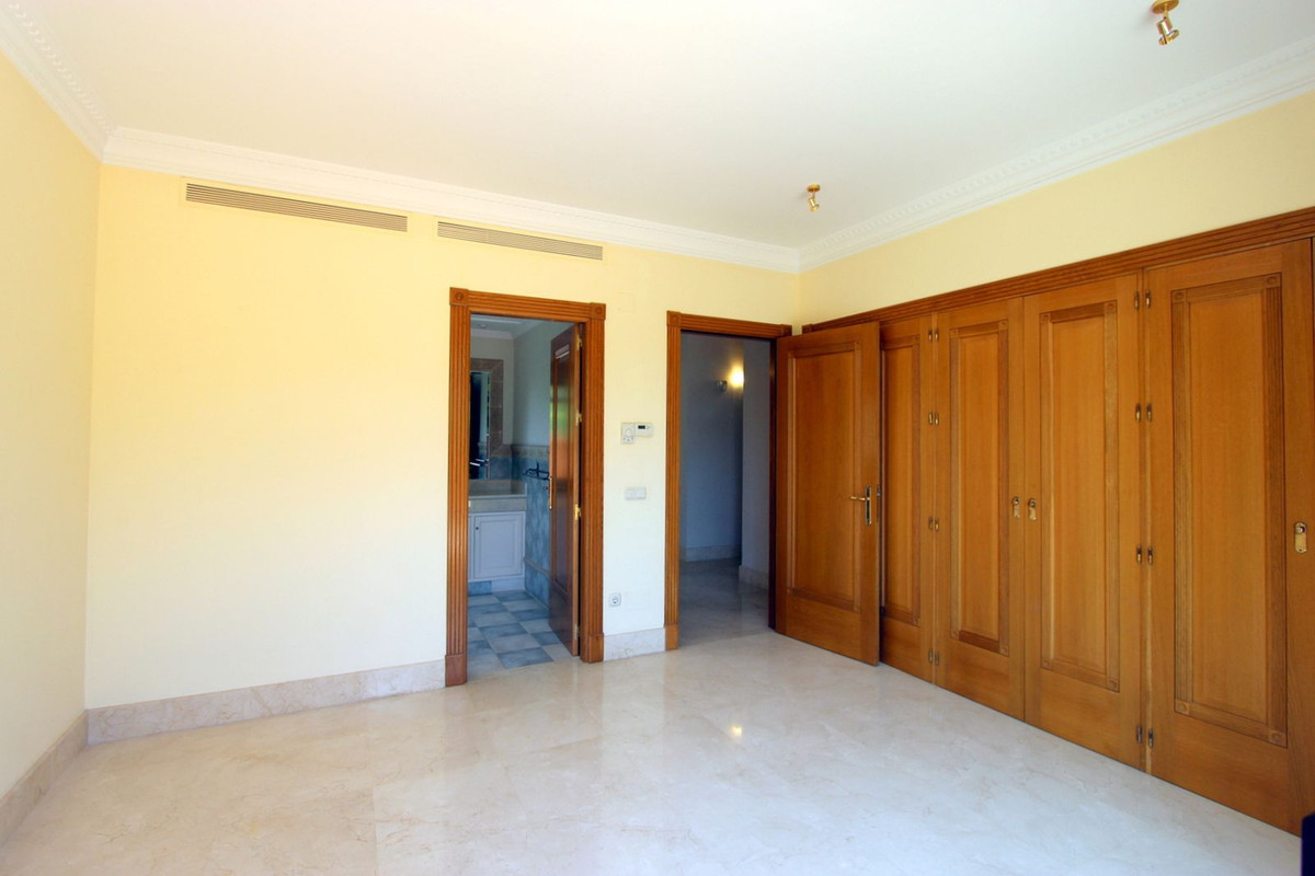 R5011699 - 5 Bedroom Villa in Marbella, Malaga