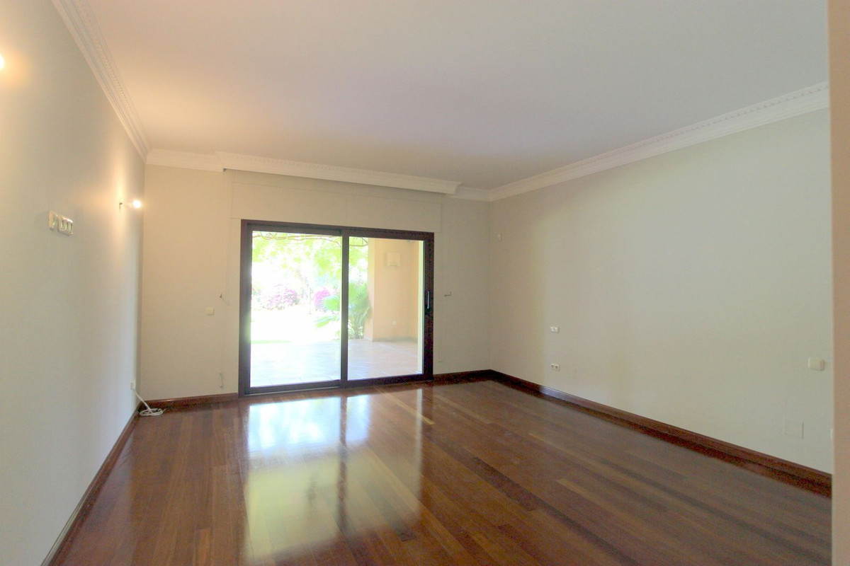 R5011699 - 5 Bedroom Villa in Marbella, Malaga