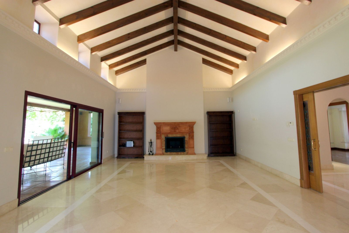 R5011699 - 5 Bedroom Villa in Marbella, Malaga