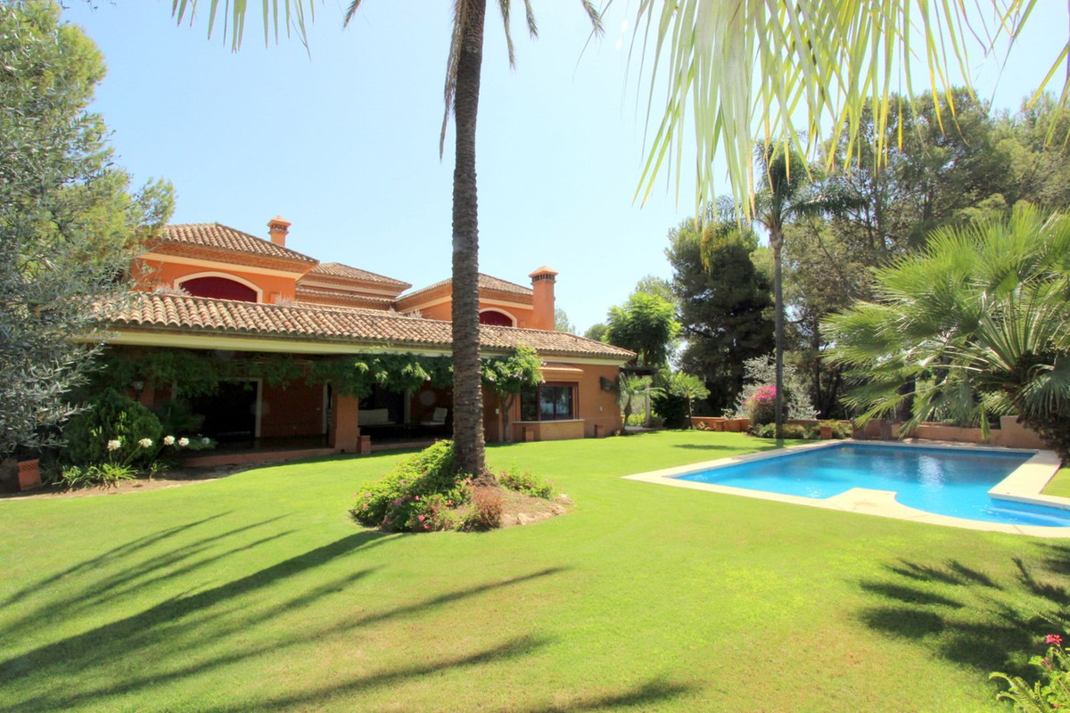 R5011699 - 5 Bedroom Villa in Marbella, Malaga