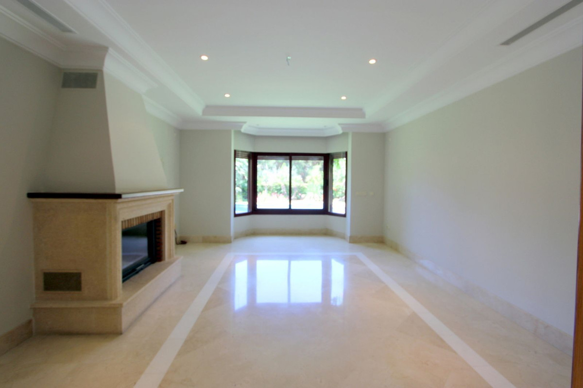 R5011699 - 5 Bedroom Villa in Marbella, Malaga