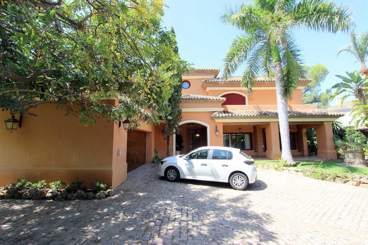R5011699 - 5 Bedroom Villa in Marbella, Malaga