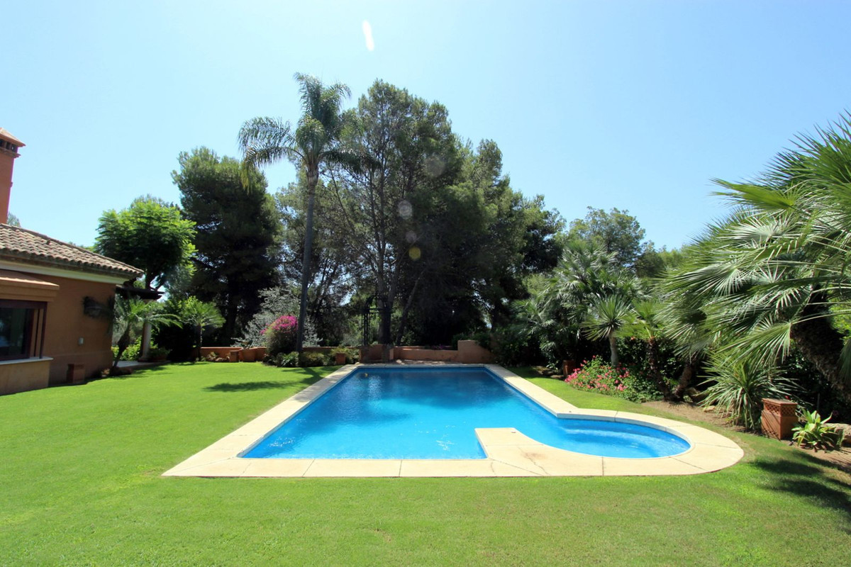 R5011699 - 5 Bedroom Villa in Marbella, Malaga