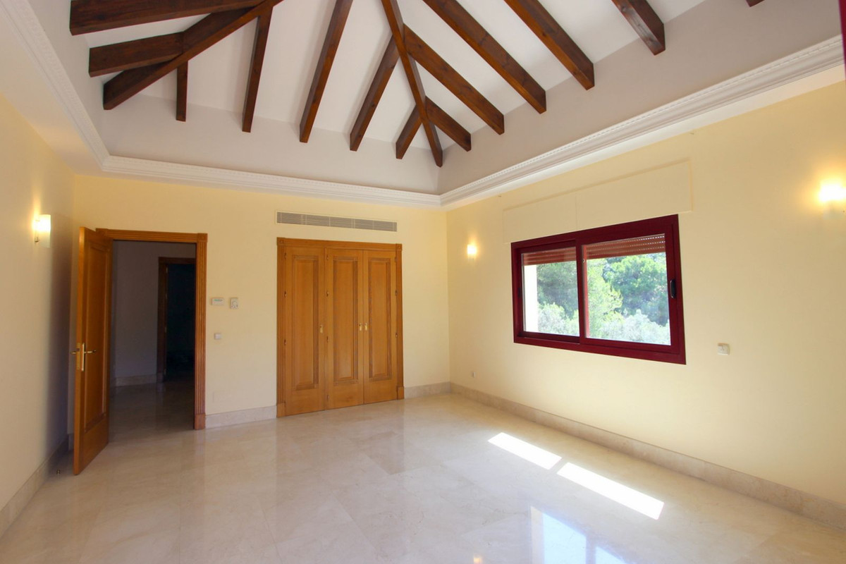 R5011699 - 5 Bedroom Villa in Marbella, Malaga