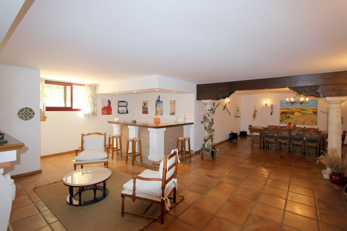 R5011699 - 5 Bedroom Villa in Marbella, Malaga