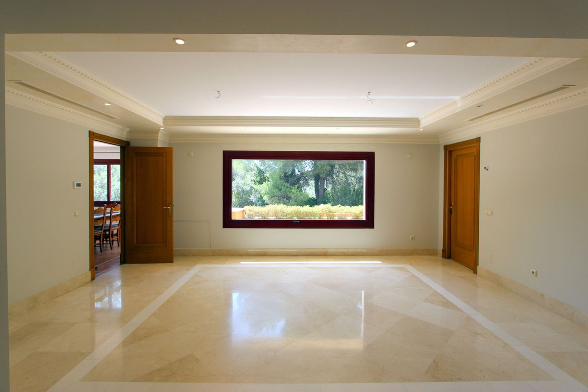 R5011699 - 5 Bedroom Villa in Marbella, Malaga