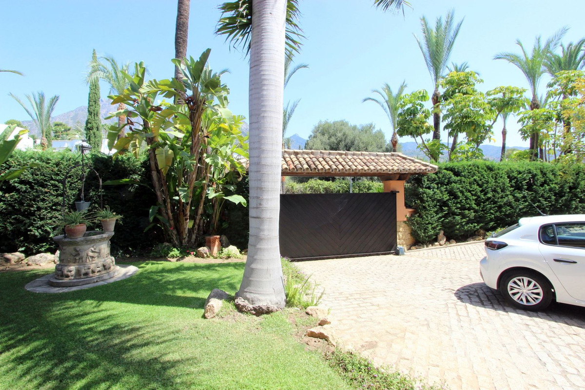 R5011699 - 5 Bedroom Villa in Marbella, Malaga