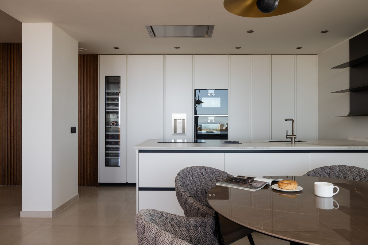 R5010574 - 2 Bedroom Apartment in Marbella, Malaga
