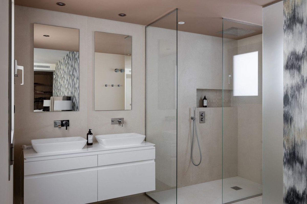 R5010574 - 2 Bedroom Apartment in Marbella, Malaga