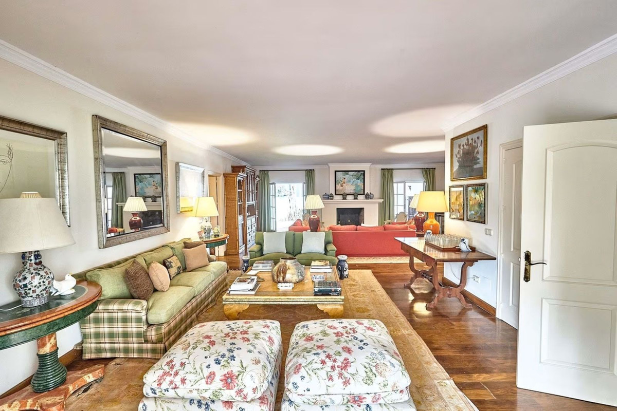 R5016967 - 7 Bedroom Villa in San Pedro de Alcantara, Malaga