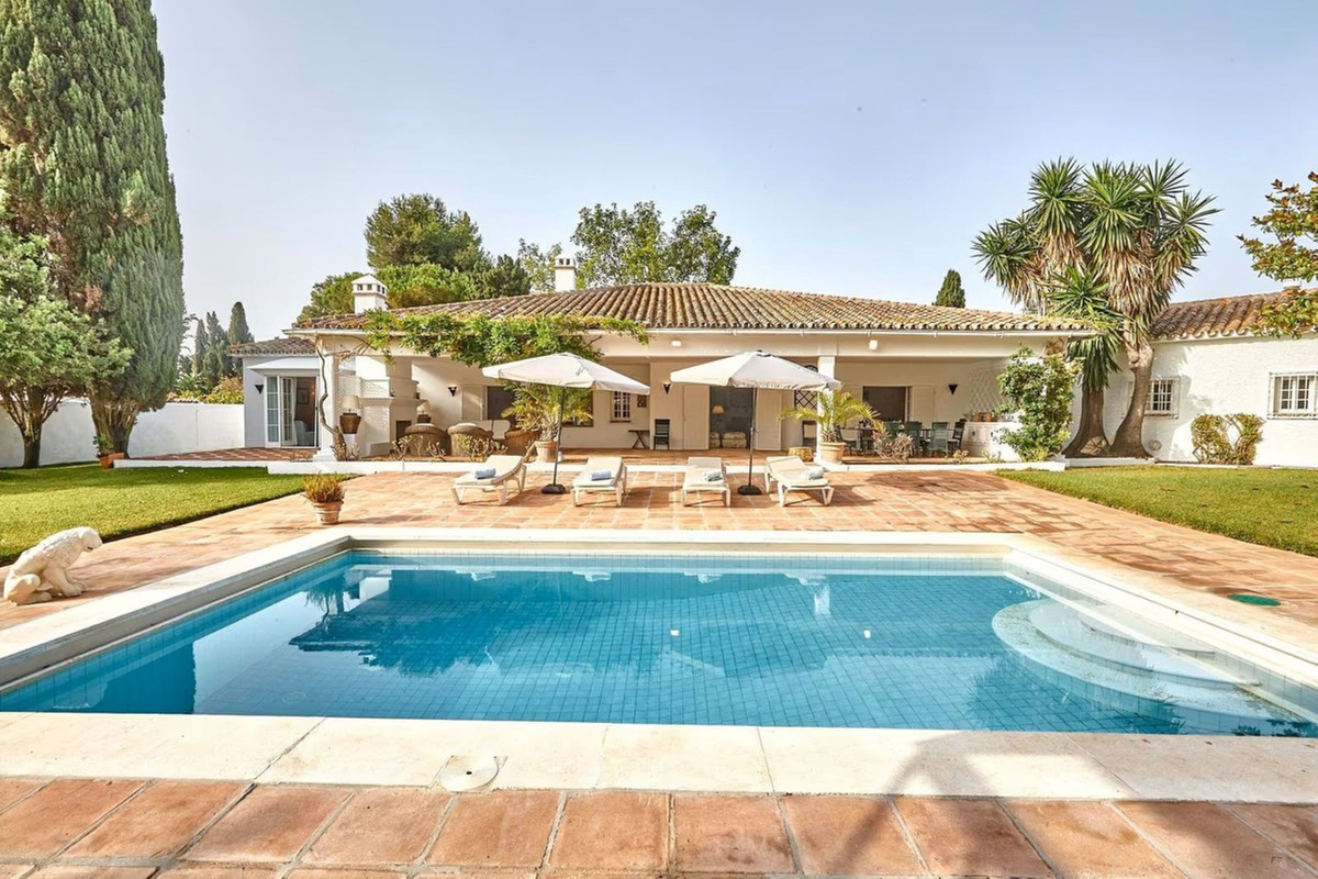 R5016967 - 7 Bedroom Villa in San Pedro de Alcantara, Malaga