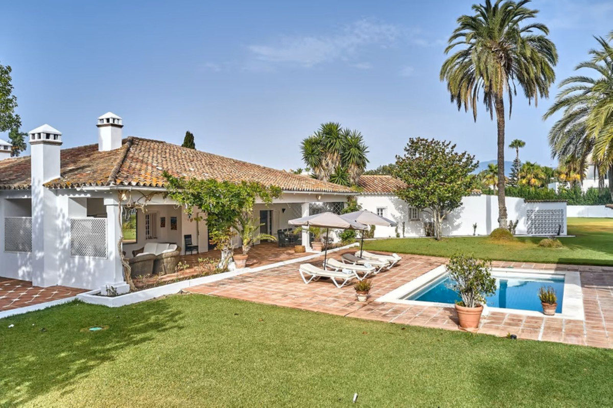 R5016967 - 7 Bedroom Villa in San Pedro de Alcantara, Malaga
