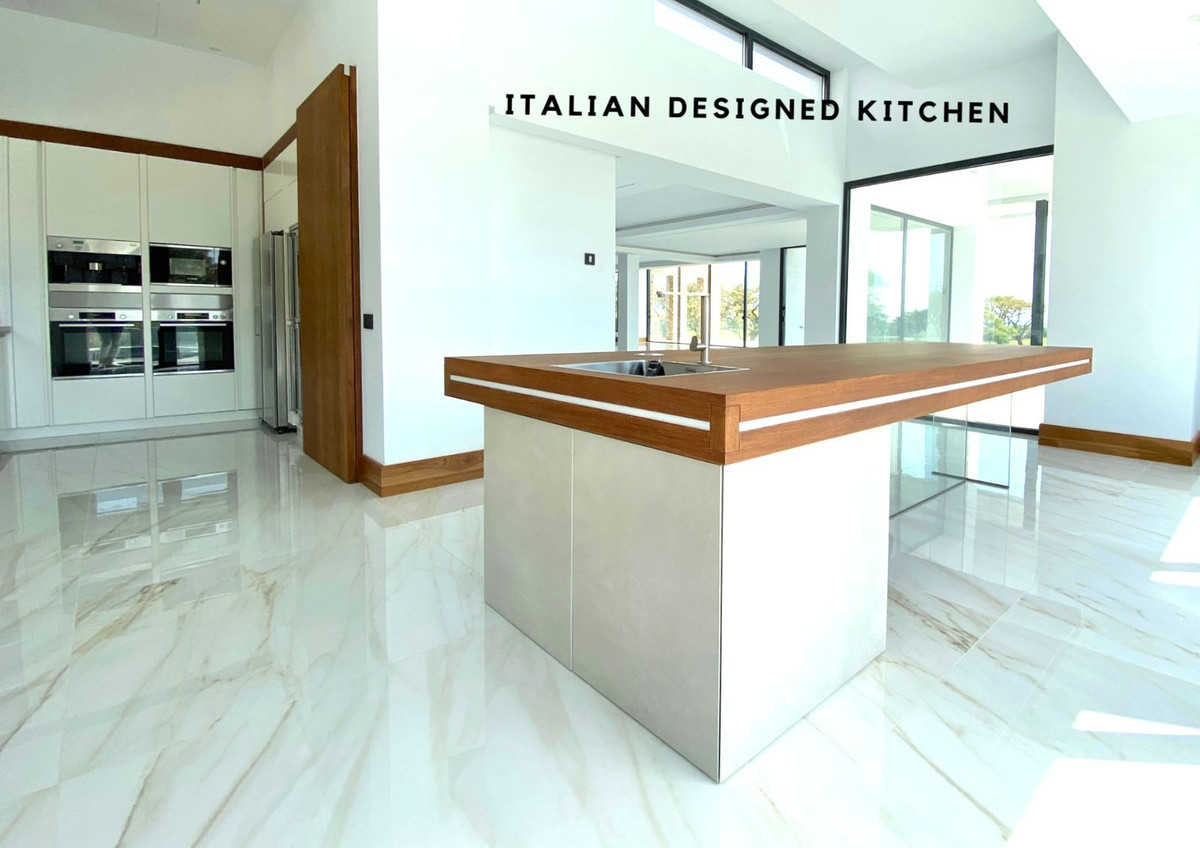 R5014051 - 6 Bedroom Villa in Sotogrande, Cadiz