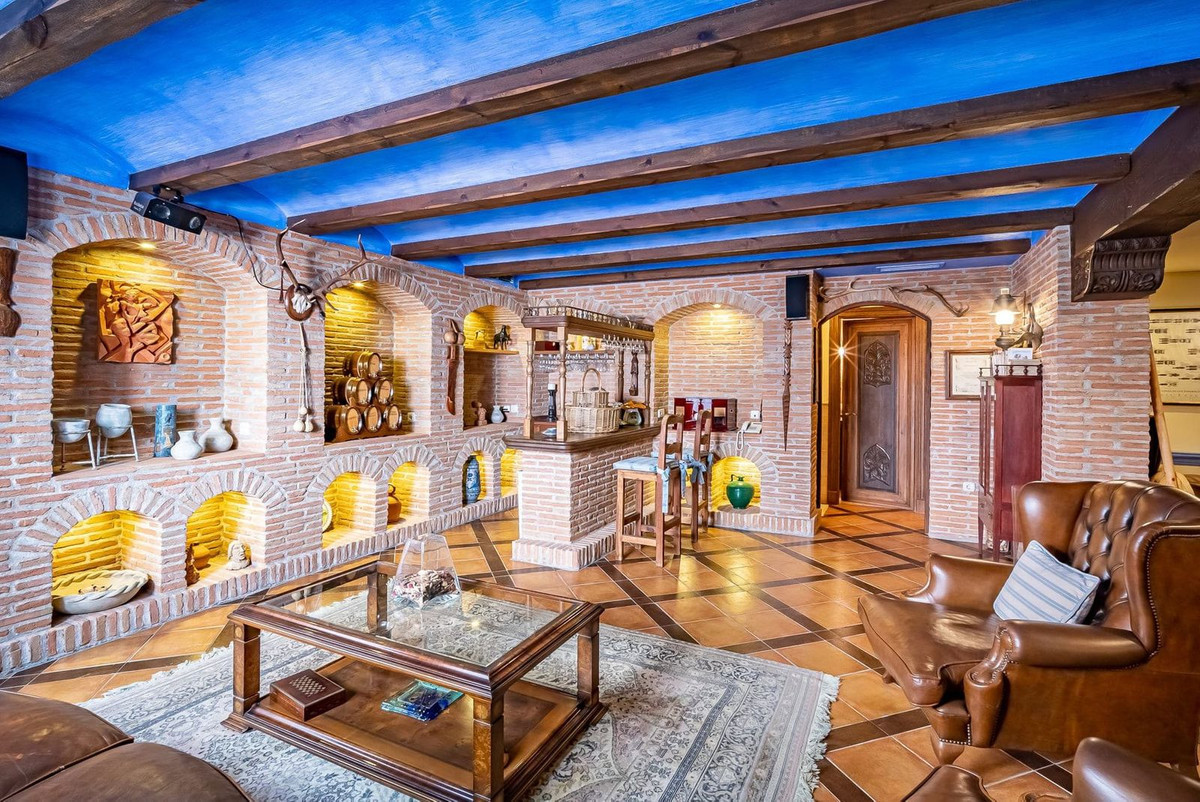 R5014273 - 7 Bedroom Villa in Marbella, Malaga