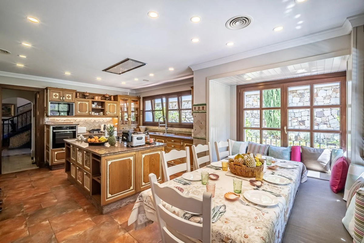 R5014273 - 7 Bedroom Villa in Marbella, Malaga