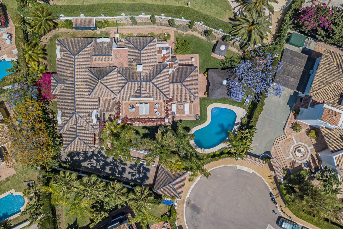 R5014273 - 7 Bedroom Villa in Marbella, Malaga