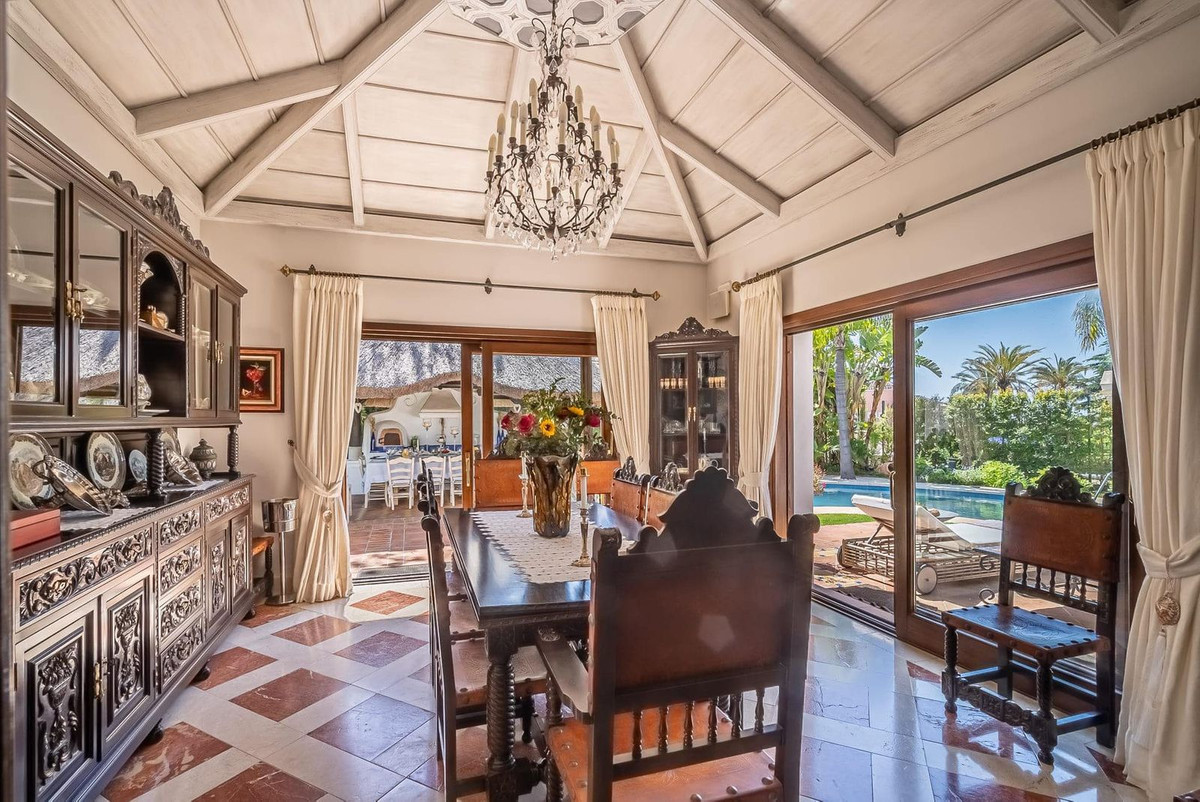 R5014273 - 7 Bedroom Villa in Marbella, Malaga