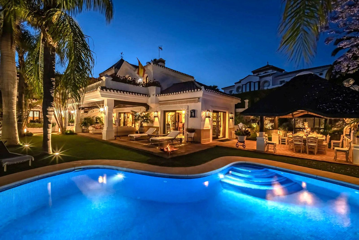 R5014273 - 7 Bedroom Villa in Marbella, Malaga R5014273 - 7 Bedroom Villa in Marbella, Malaga