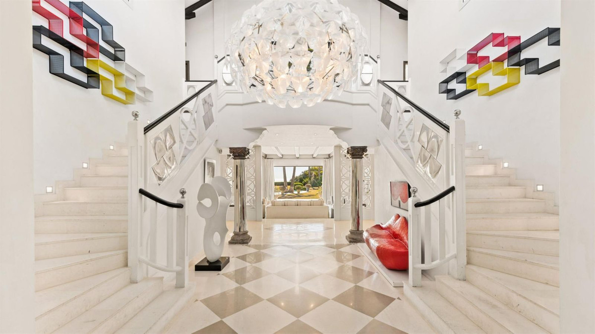 R5017099 - 8 Bedroom Villa in Estepona, Malaga