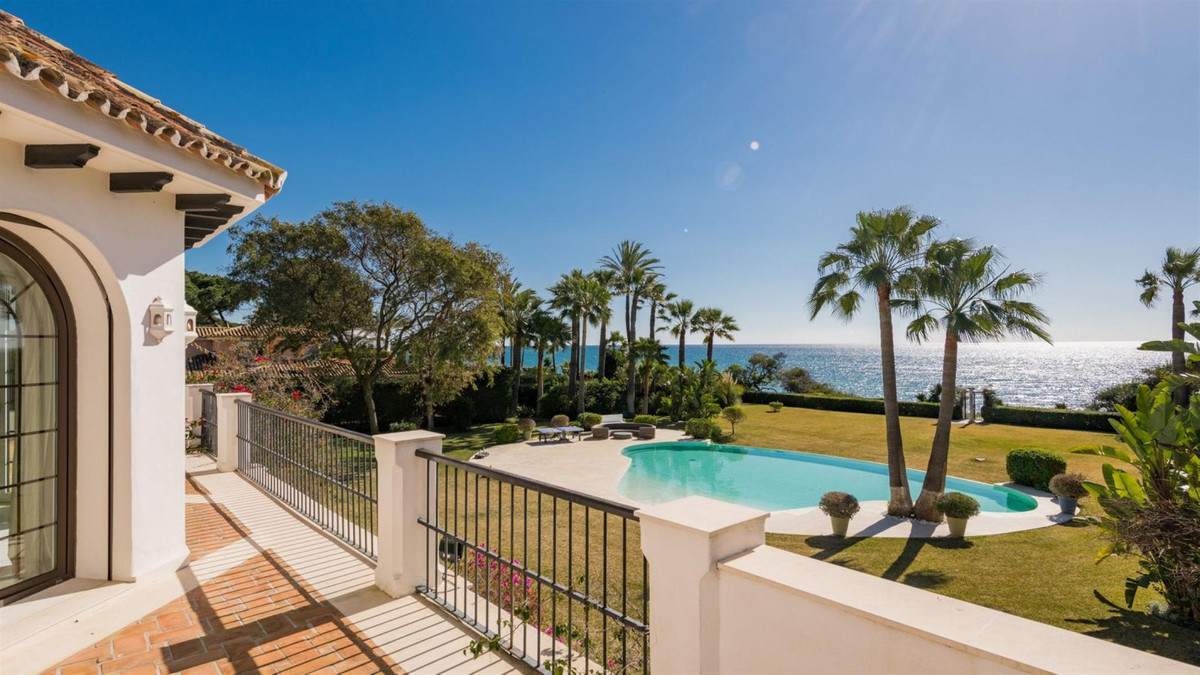 R5017099 - 8 Bedroom Villa in Estepona, Malaga R5017099 - 8 Bedroom Villa in Estepona, Malaga