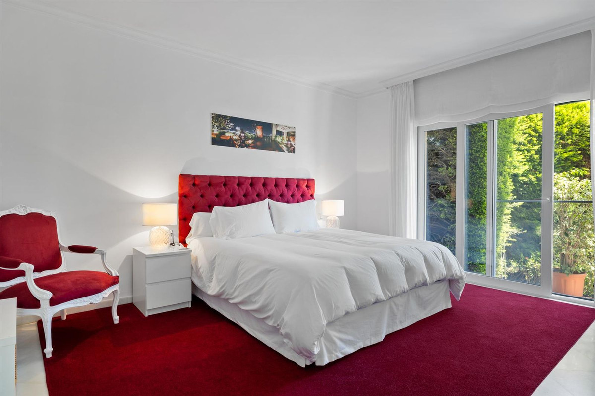 R4356052 - 6 Bedroom Villa in Marbella, Malaga