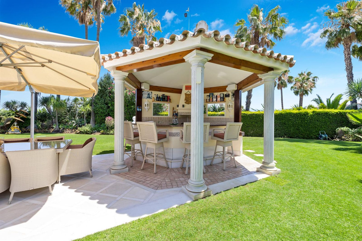 R4356052 - 6 Bedroom Villa in Marbella, Malaga