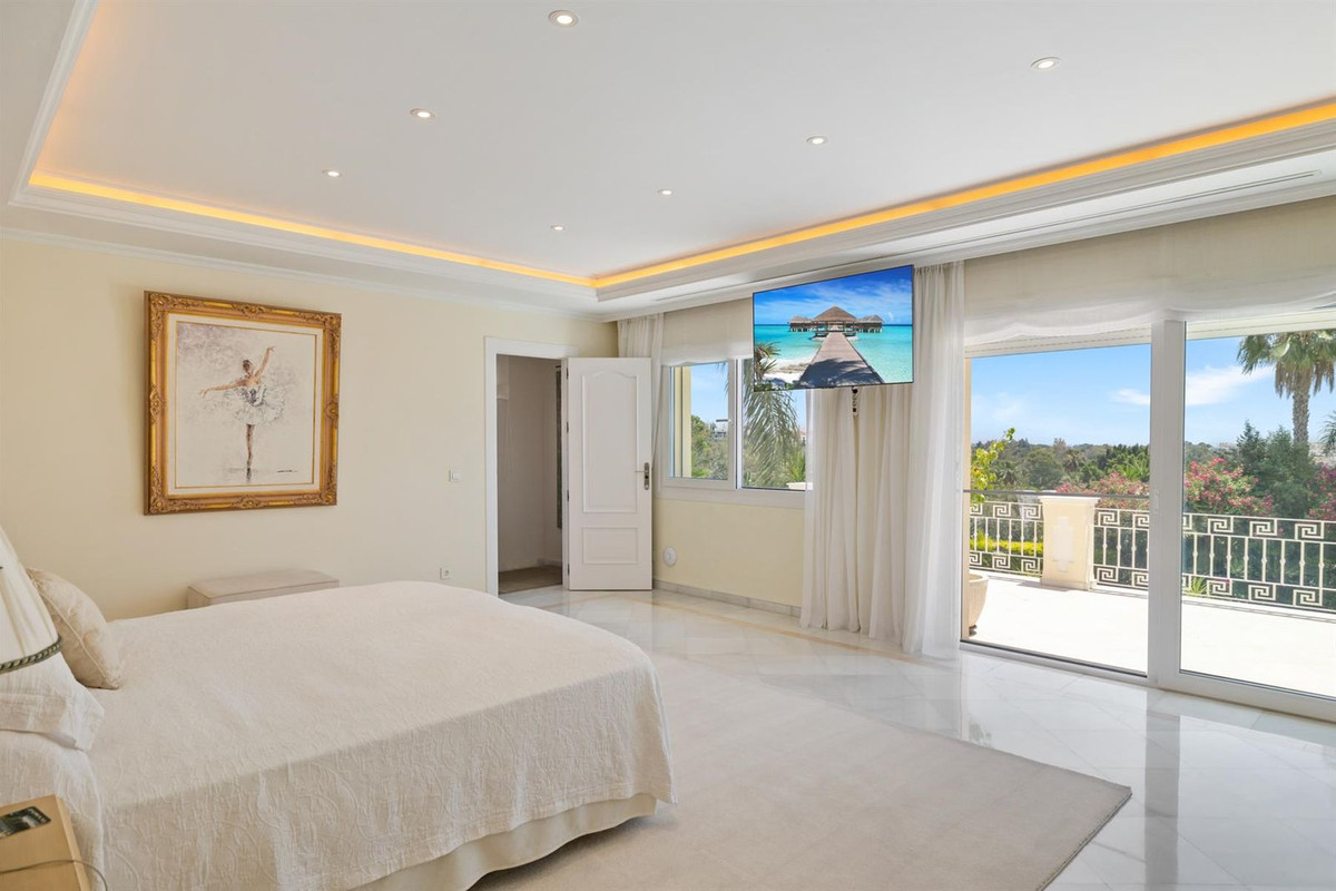 R4356052 - 6 Bedroom Villa in Marbella, Malaga