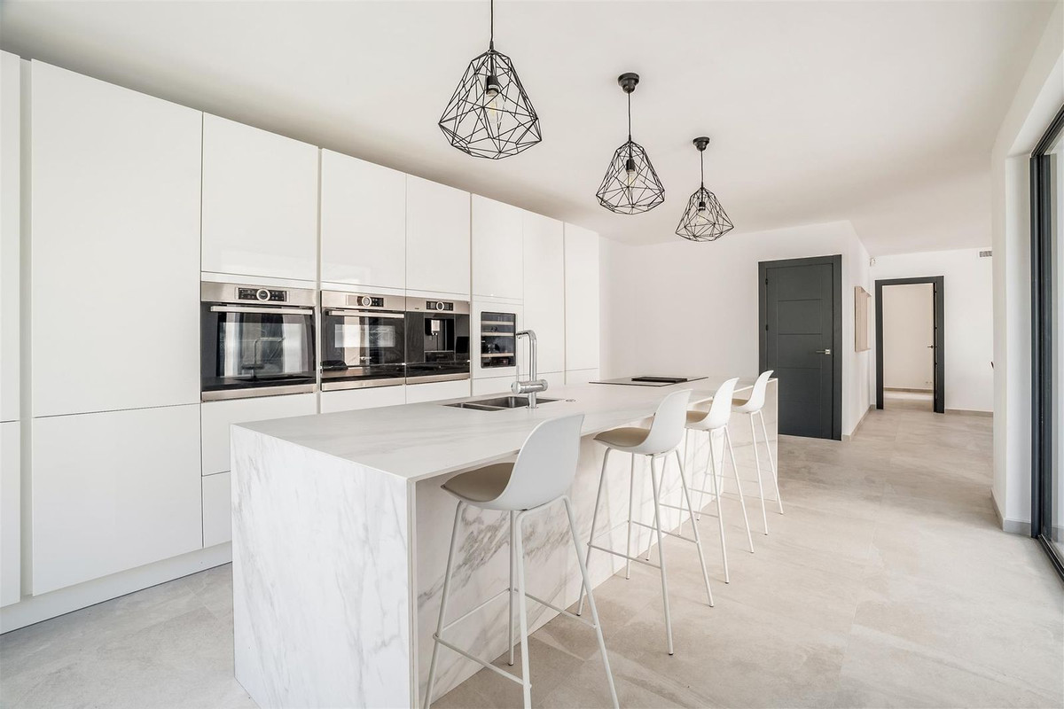 R4356052 - 6 Bedroom Villa in Marbella, Malaga