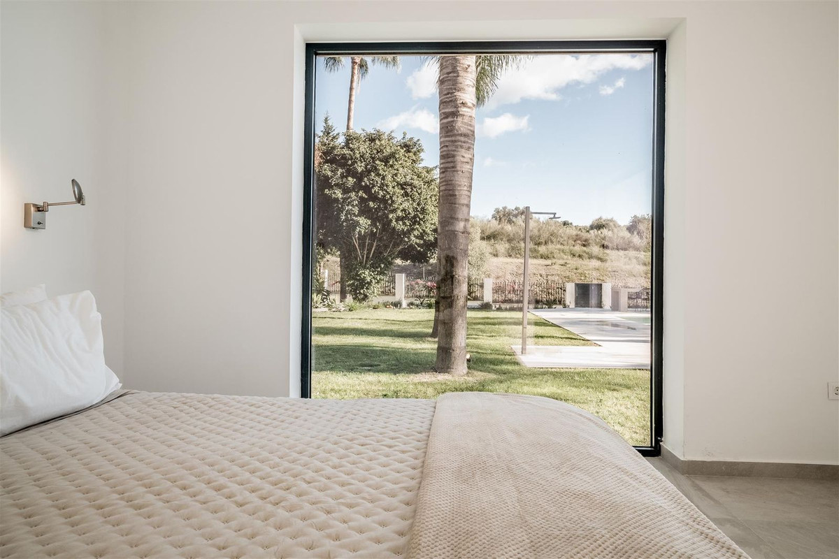 R4356052 - 6 Bedroom Villa in Marbella, Malaga