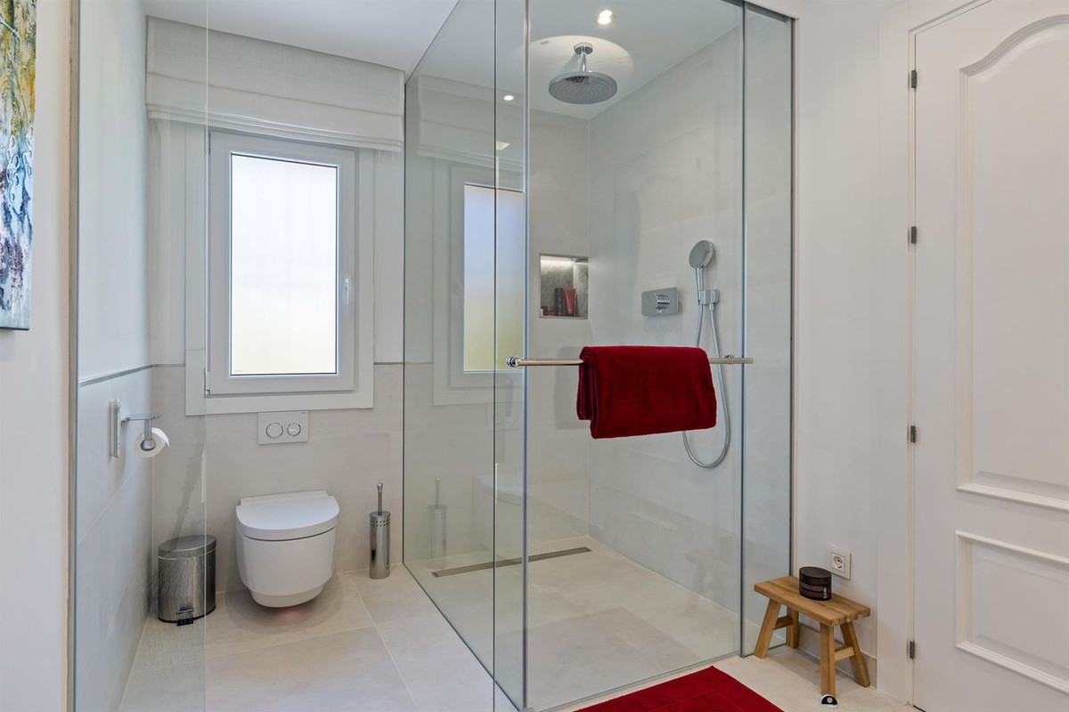 R4356052 - 6 Bedroom Villa in Marbella, Malaga